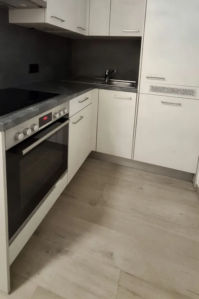 Appartement 1,5 pièces confortable en centre-ville avec grand salle de bain et charges incluses