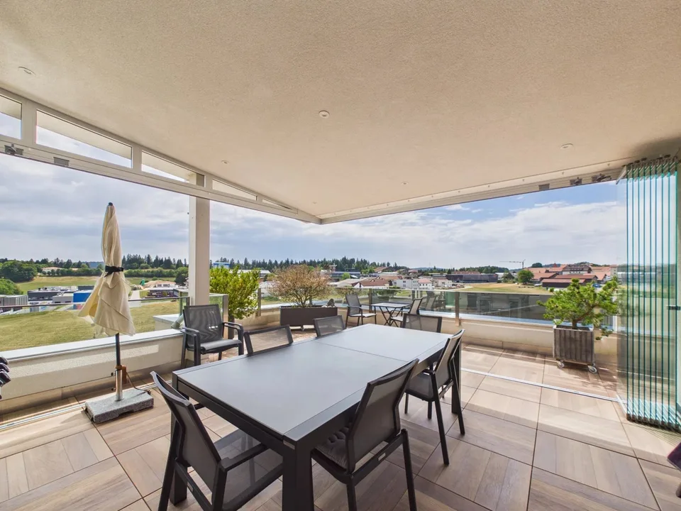Dachgeschoss-Wohnung 4.5 Zimmer mit Panoramablick – Foto 2 von 13
