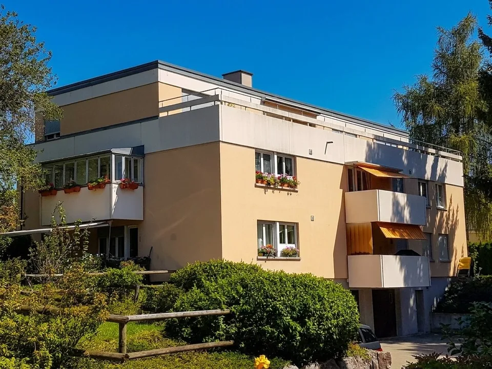 Incantevole appartamento di 2 camere con balcone in un quartiere residenziale tranquillo
