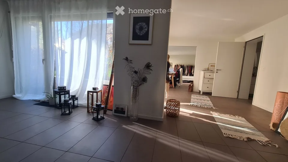 Möblierte 2.5 Zi-Parterre Wohnung mit Garten zentrale Lage – Foto 2 von 5