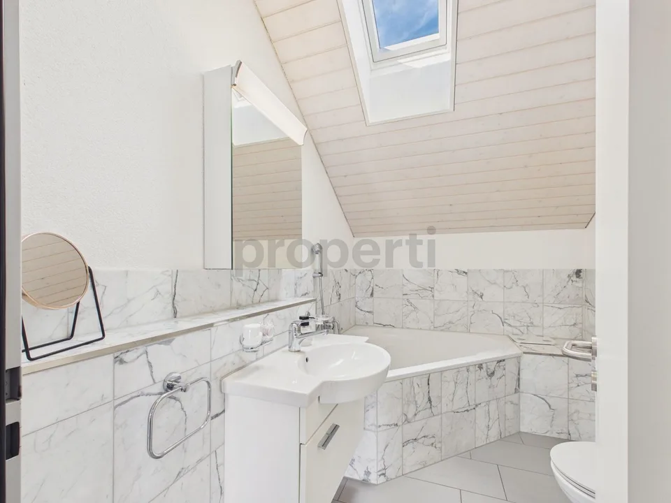 Bright 4.5-room attic apartment with 2 bathrooms & parking spaces included