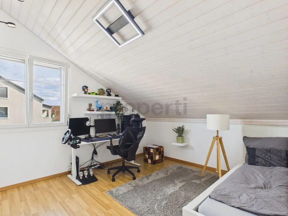 Bright 4.5-room attic apartment with 2 bathrooms & parking spaces included