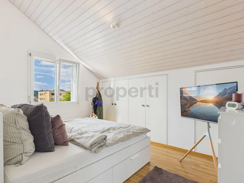 Bright 4.5-room attic apartment with 2 bathrooms & parking spaces included