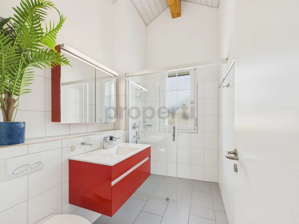 Bright 4.5-room attic apartment with 2 bathrooms & parking spaces included