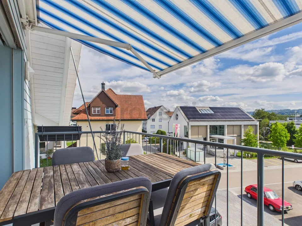 Bright 4.5-room attic apartment with 2 bathrooms & parking spaces included