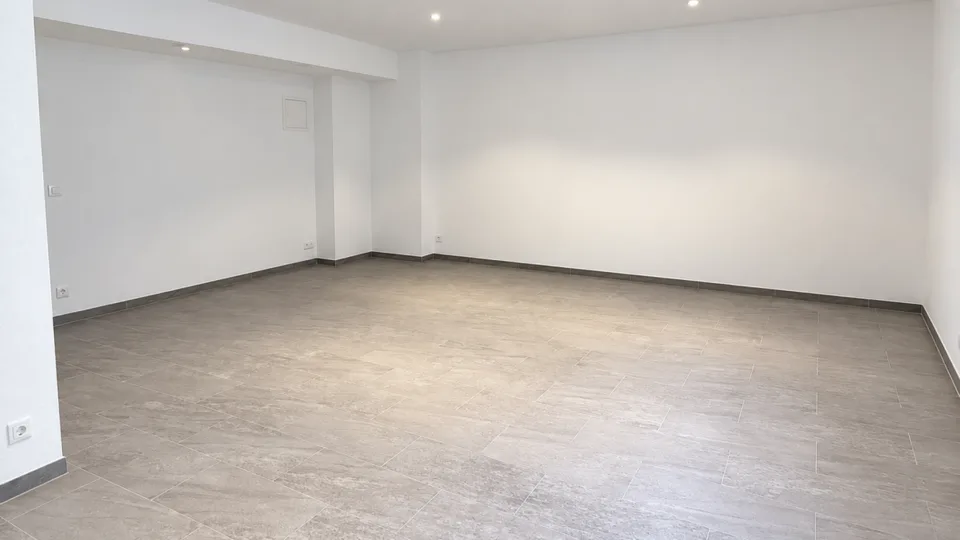 DANS UN QUARTIER RESIDENTIEL