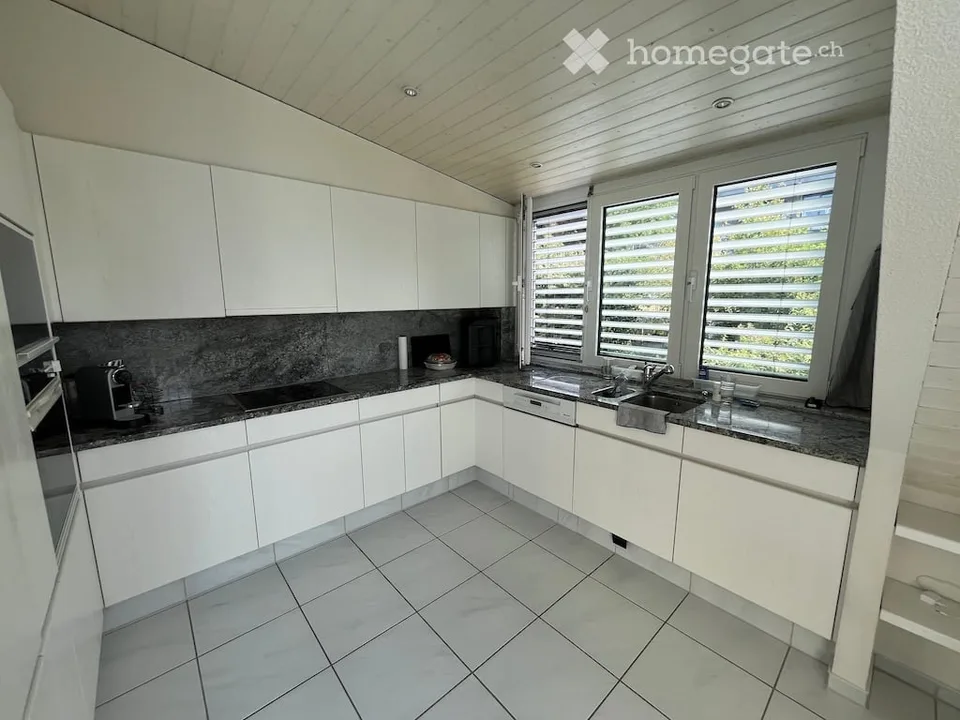 Charmante, grosse 3.5-Zimmer-Dachwohnung -- Doppelgarage im Mietpreis inbegriffen -- Bassersdorf