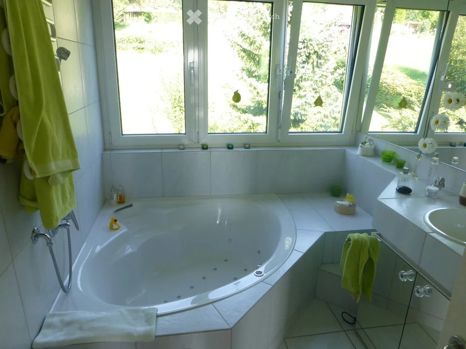 Charmante, grosse 3.5-Zimmer-Dachwohnung -- Doppelgarage im Mietpreis inbegriffen -- Bassersdorf
