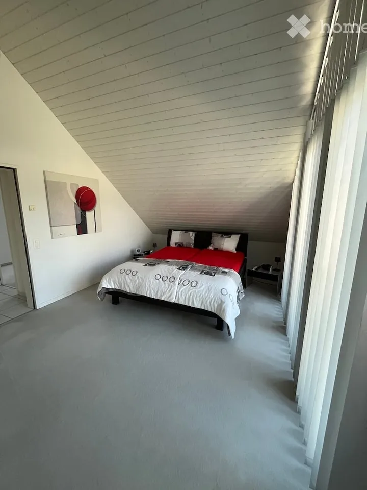 Charmante, grosse 3.5-Zimmer-Dachwohnung -- Doppelgarage im Mietpreis inbegriffen -- Bassersdorf