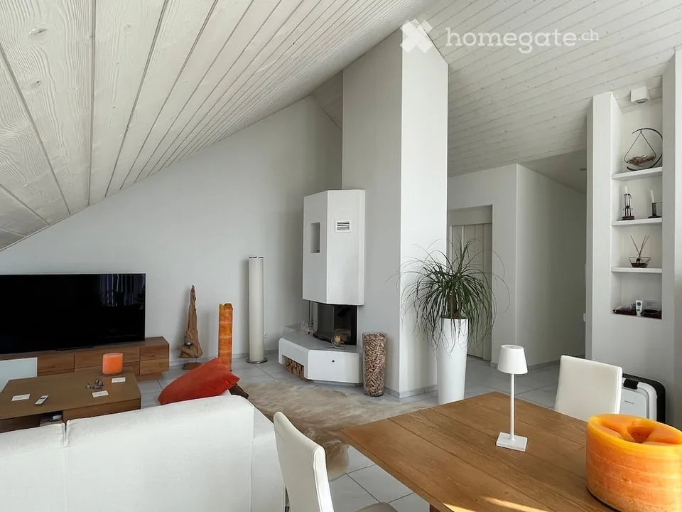 Charmante, grosse 3.5-Zimmer-Dachwohnung -- Doppelgarage im Mietpreis inbegriffen -- Bassersdorf