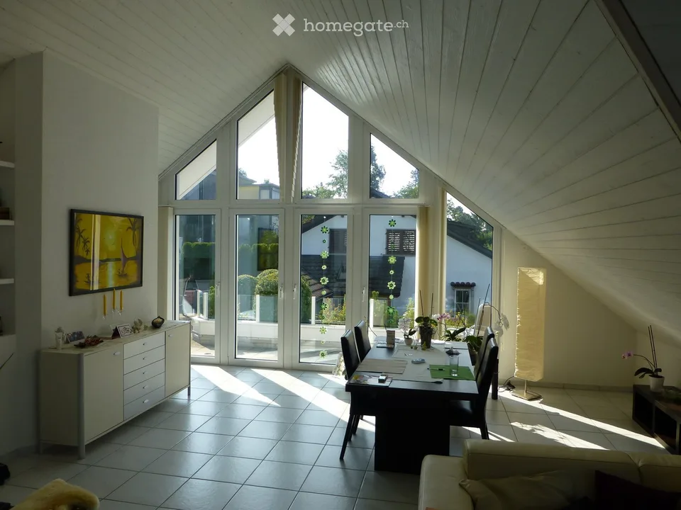 Charmante, grosse 3.5-Zimmer-Dachwohnung -- Doppelgarage im Mietpreis inbegriffen -- Bassersdorf