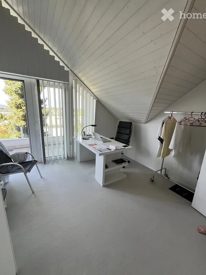 Charmante, grosse 3.5-Zimmer-Dachwohnung -- Doppelgarage im Mietpreis inbegriffen -- Bassersdorf