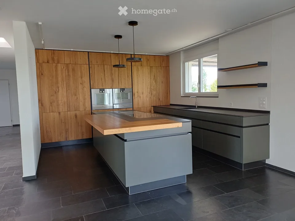 5.5-Room Attic Apartment in a Commercial and Business Building