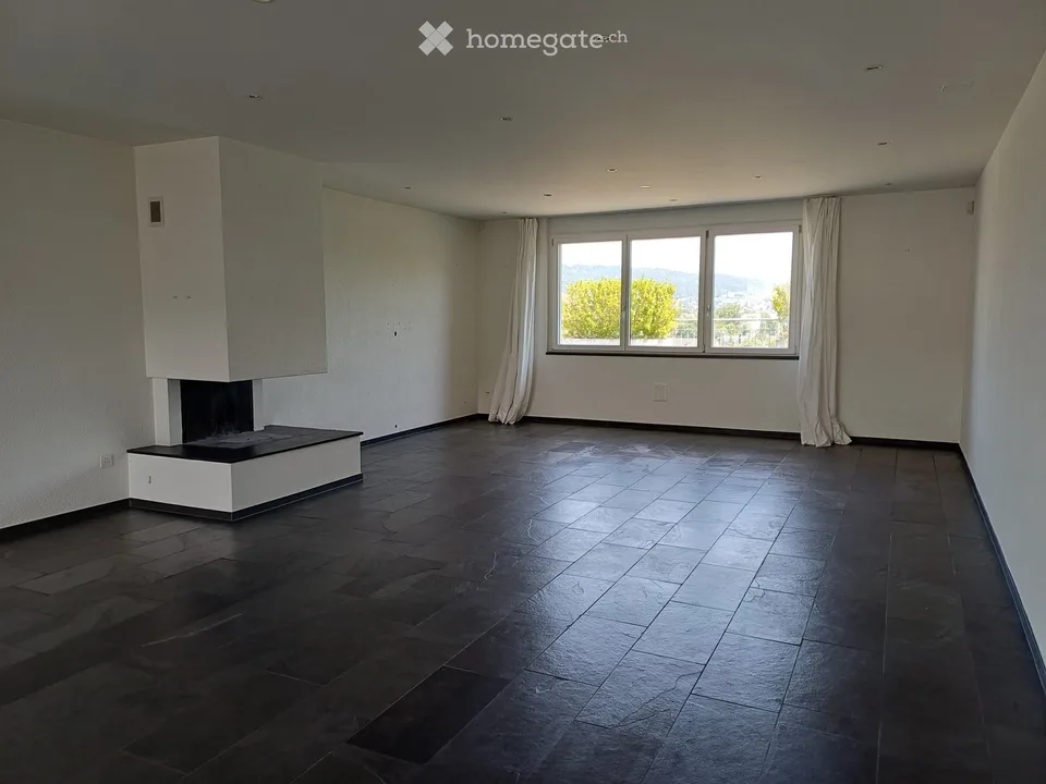 5.5-Room Attic Apartment in a Commercial and Business Building