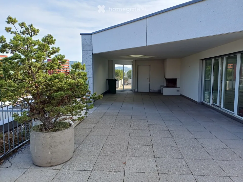 5.5-Room Attic Apartment in a Commercial and Business Building