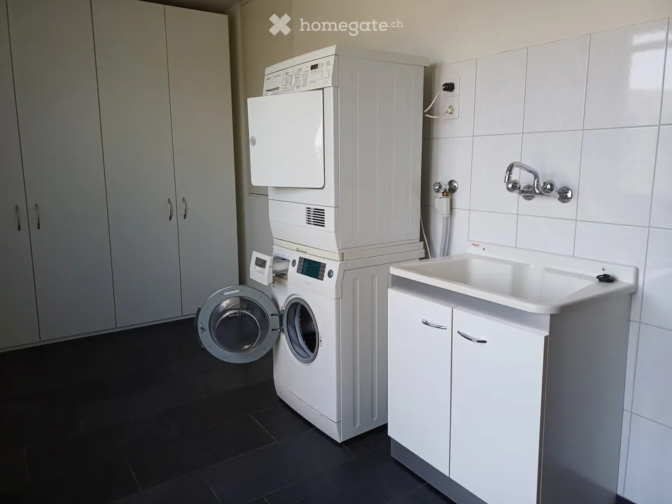 5.5-Room Attic Apartment in a Commercial and Business Building