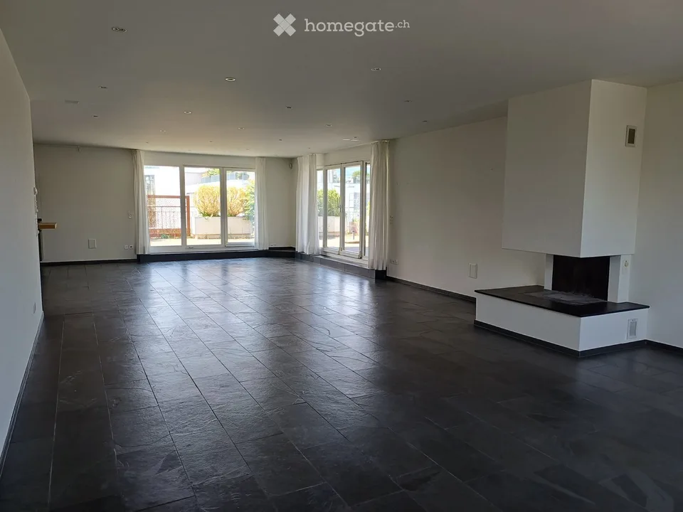 5.5-Room Attic Apartment in a Commercial and Business Building