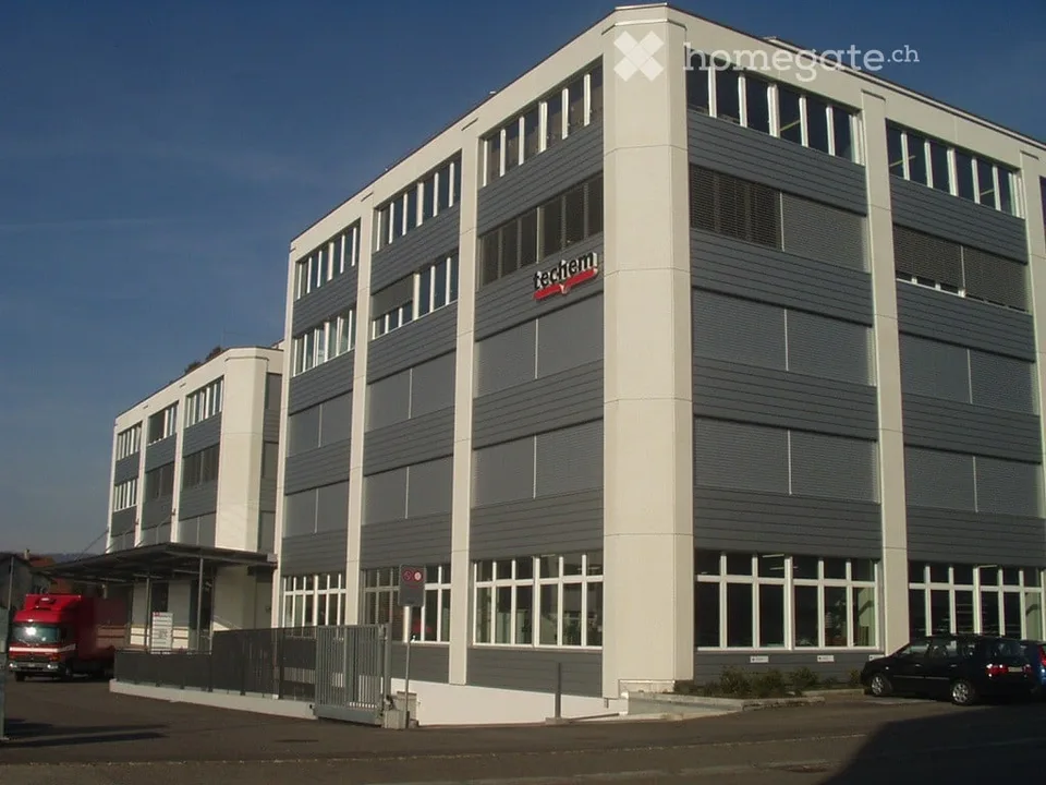 5.5-Room Attic Apartment in a Commercial and Business Building
