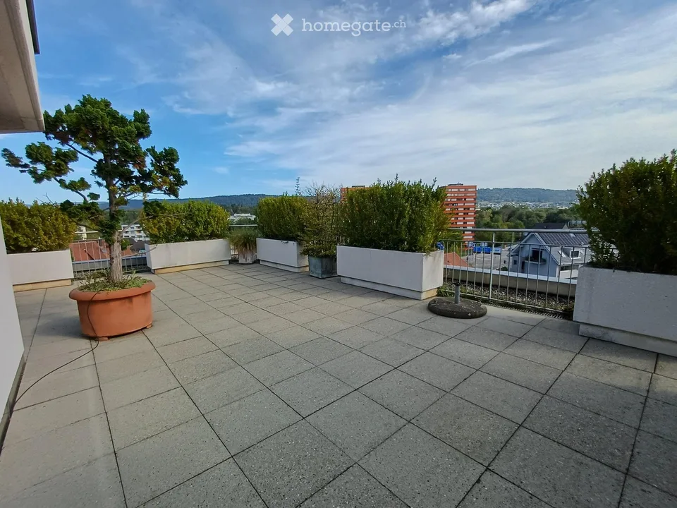 5.5-Room Attic Apartment in a Commercial and Business Building
