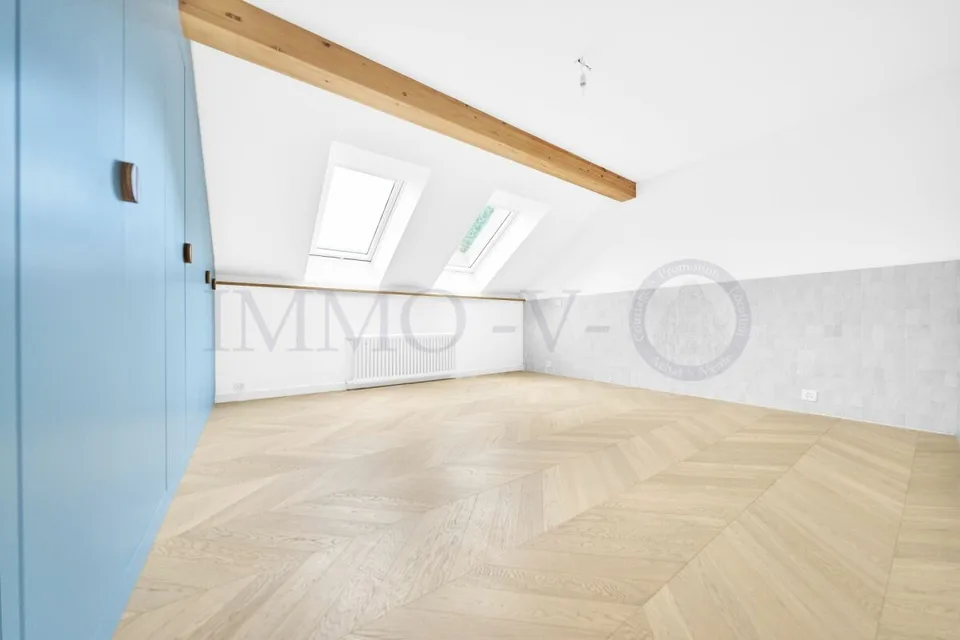 Geräumiges, renoviertes Attikapartment mit idealer Lage