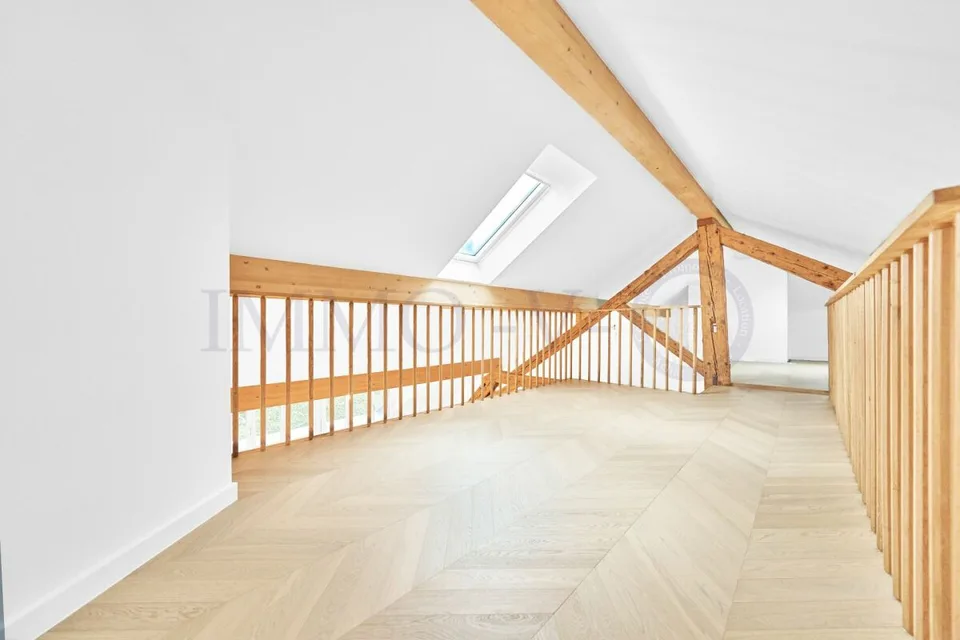 Geräumiges, renoviertes Attikapartment mit idealer Lage