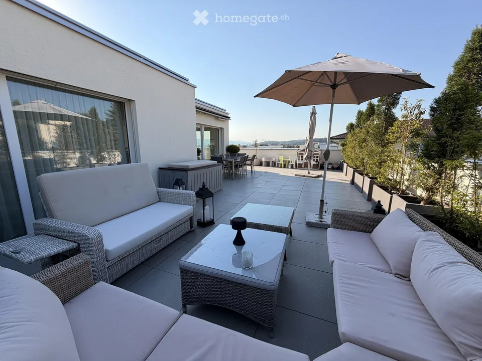 Sopra i tetti di Niederwil – 127 m² in attico & 117 m² di terrazza soleggiata con accesso diretto in ascensore