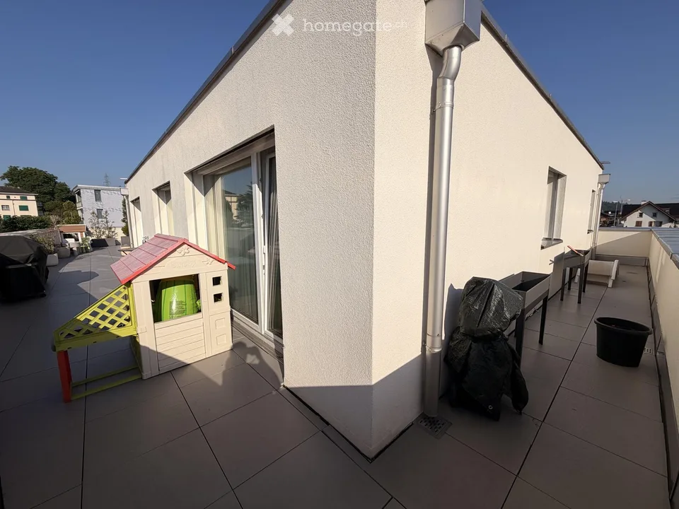 Sopra i tetti di Niederwil – 127 m² in attico & 117 m² di terrazza soleggiata con accesso diretto in ascensore