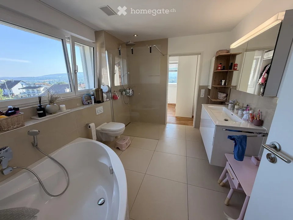 Sopra i tetti di Niederwil – 127 m² in attico & 117 m² di terrazza soleggiata con accesso diretto in ascensore