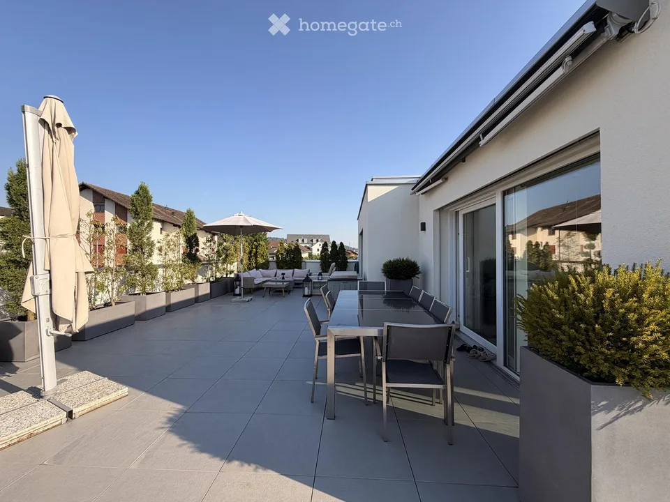 Sopra i tetti di Niederwil – 127 m² in attico & 117 m² di terrazza soleggiata con accesso diretto in ascensore