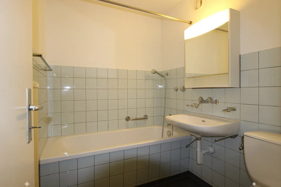 Helle 2-Zimmer-Wohnung mit Balkon und schöner Aussicht in Biel/Bienne