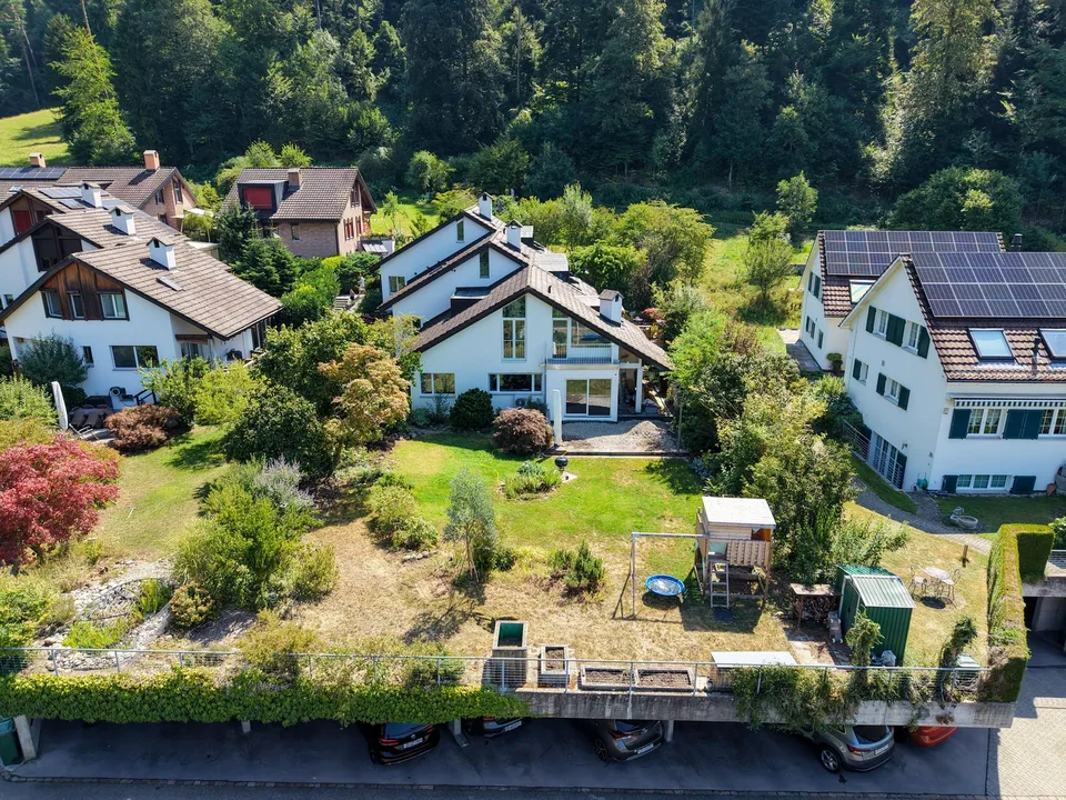 5.5-Zimmer-Einfamilienhaus mit traumhaftem Garten an sonniger Lage in Stallikon