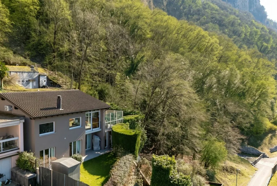 Esclusiva Casa immersa nella natura vista lago a 180° – foto 16 di 16