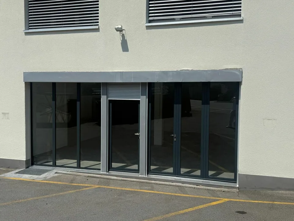 Local commercial rénové à neuf à Altendorf SZ - 109,8 m² – photo 5 sur 7