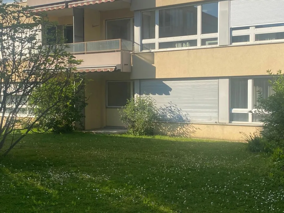Vivere senza barriere con potenziale: appartamento con 2 camere da letto con terrazza e garage sotterraneo in una posizione privilegiata di Allschwil – foto 2 di 5