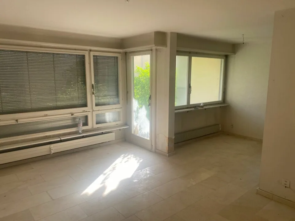 Vivere senza barriere con potenziale: appartamento con 2 camere da letto con terrazza e garage sotterraneo in una posizione privilegiata di Allschwil – foto 3 di 5