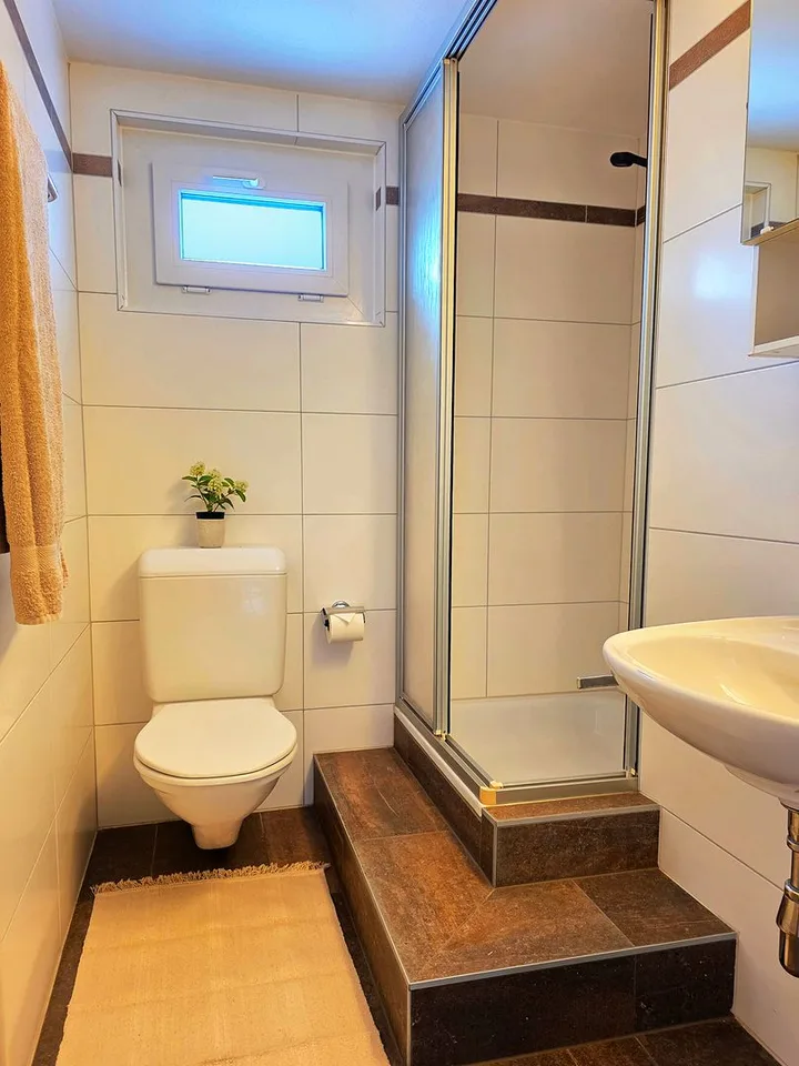 Renovierte Zweizimmerwohnung mit Terrasse und separatem Eingang in Loson...
