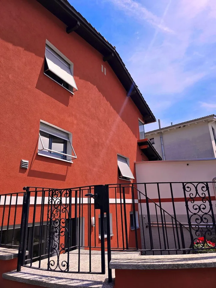 Renovierte Zweizimmerwohnung mit Terrasse und separatem Eingang in Loson...