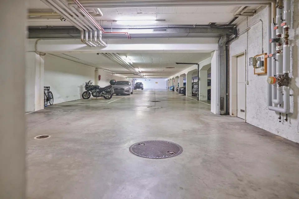 Places de stationnement généreusement dimensionnées – photo 2 sur 3