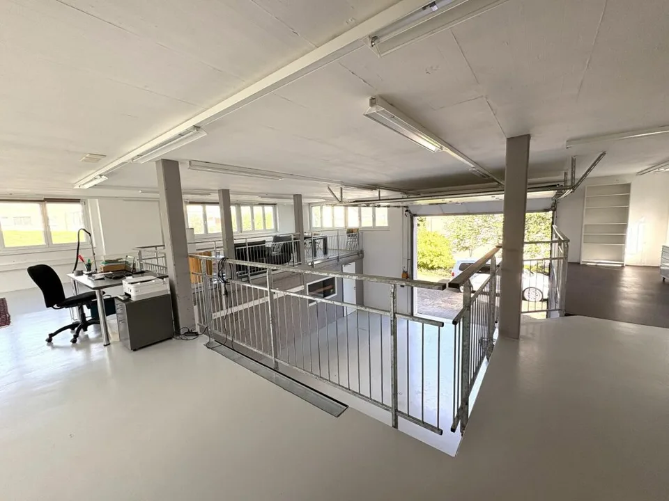 Grosszügige Wohn- und Gewerbeliegenschaft mit Werkstatt, Galerie und Parkplätzen – Foto 14 von 16