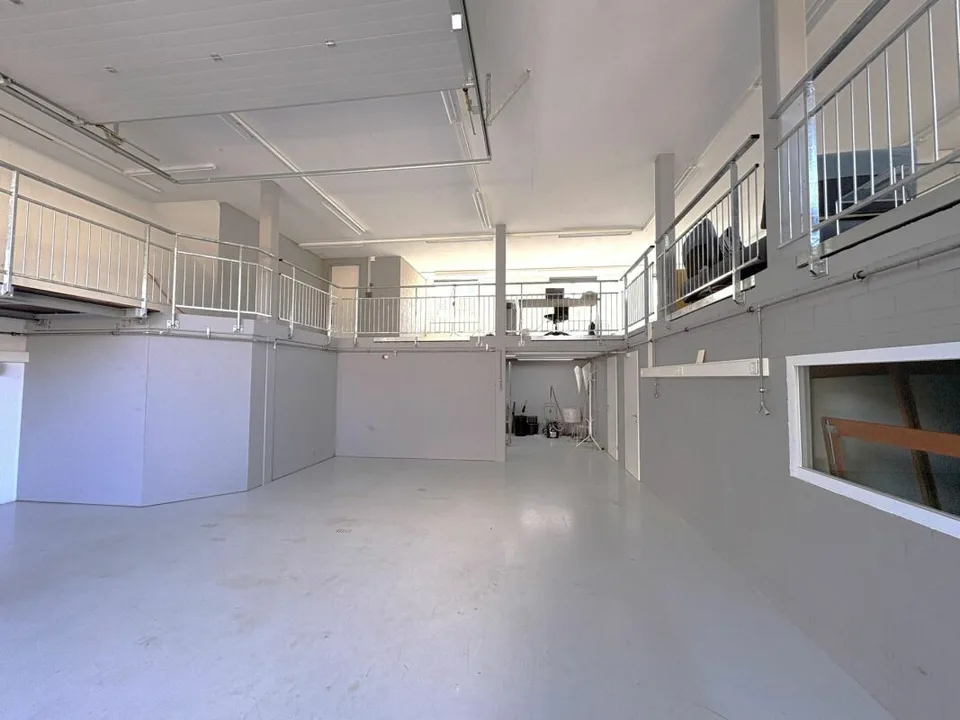 Grosszügige Wohn- und Gewerbeliegenschaft mit Werkstatt, Galerie und Parkplätzen – Foto 9 von 16