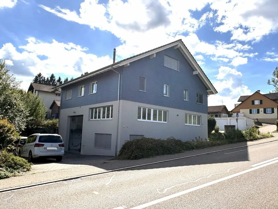 Grosszügige Wohn- und Gewerbeliegenschaft mit Werkstatt, Galerie und Parkplätzen – Foto 8 von 16