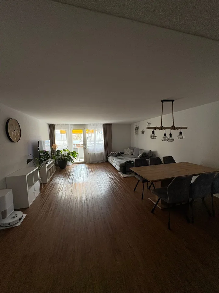 Helle 4.5-Zimmer-Wohnung mit Balkon an zentraler Lage