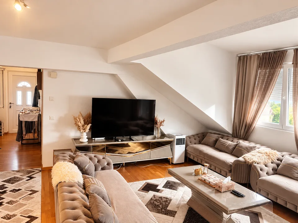 Bright 4.5 room apartment with balcony in Studen
