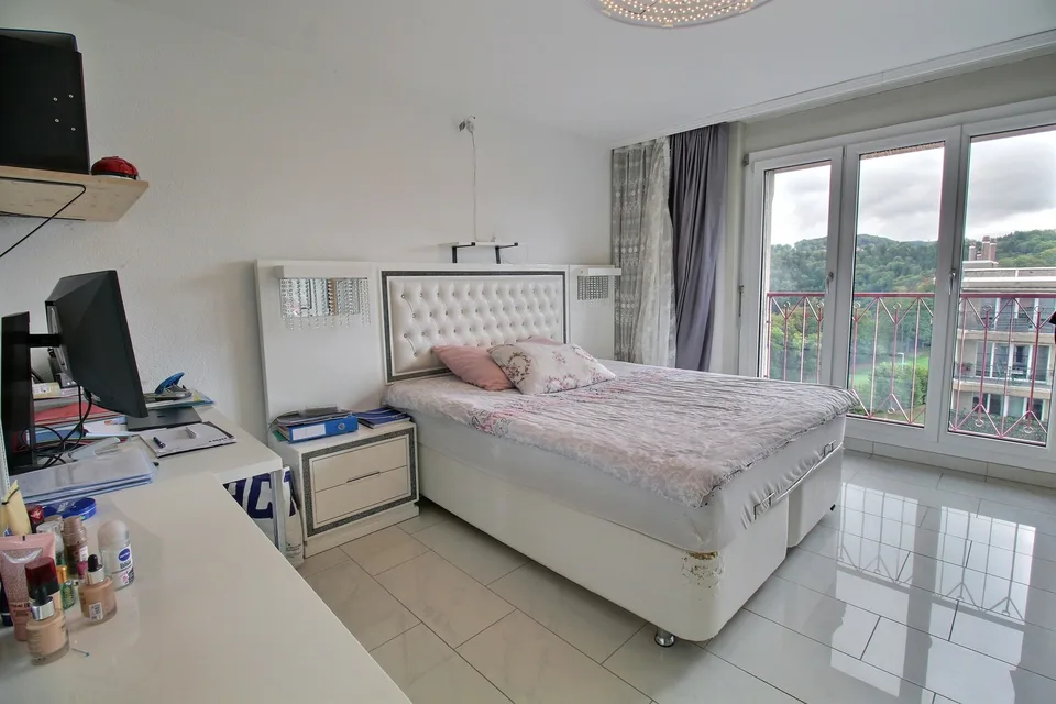 Prächtige 4,5-Zimmer-Wohnung im letzten Stock mit Kamin und Balkonen in Marly