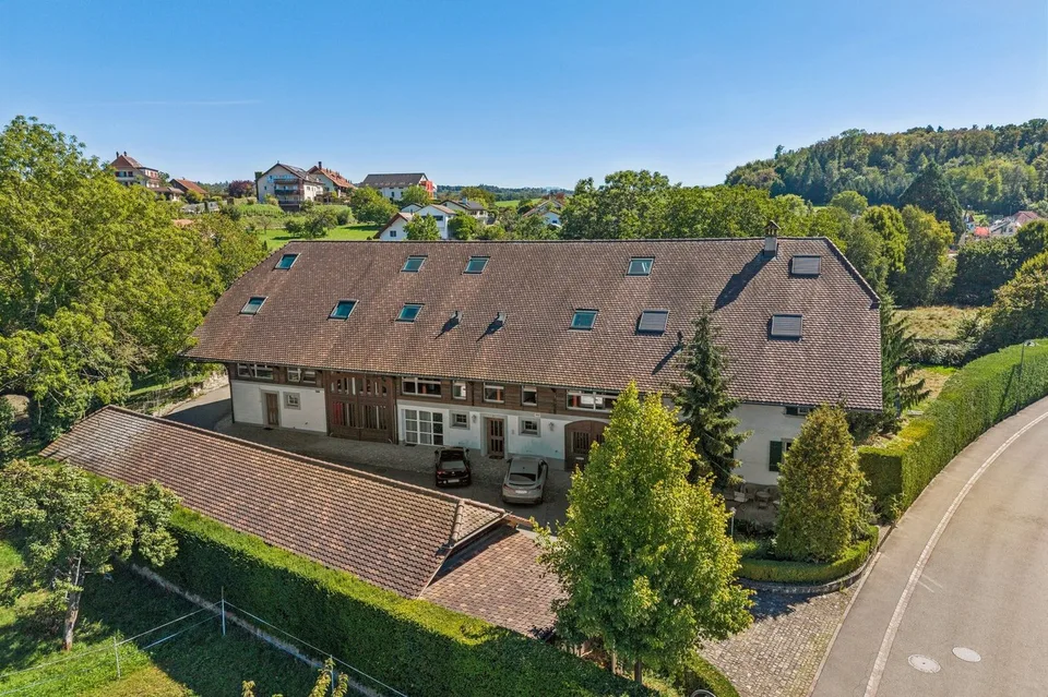 Eleganza architettonica nel cuore di una fattoria ristrutturata, a due passi dal lago – foto 11 di 11