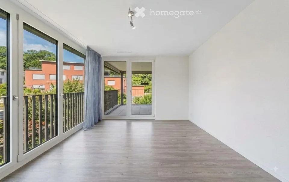 Appartamento luminoso di 5 locali con balcone e bella vista a Horgen