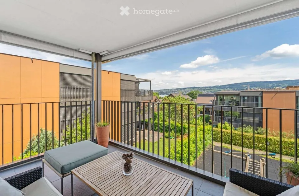 Appartamento luminoso di 5 locali con balcone e bella vista a Horgen