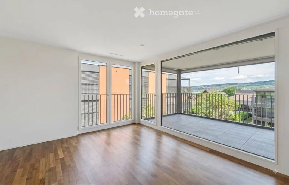 Appartamento luminoso di 5 locali con balcone e bella vista a Horgen