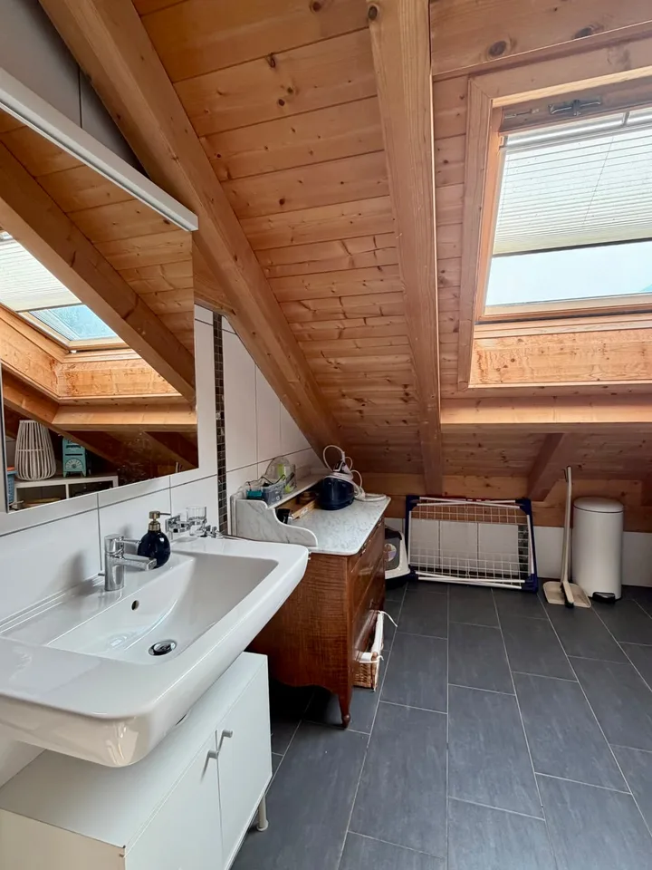 Charmant appartement de 4,5 pièces au dernier étage avec panorama montagnard à Susten