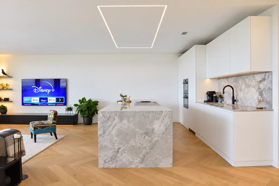 Appartamento smart home di 3,5 locali arredato di lusso con vista panoramica